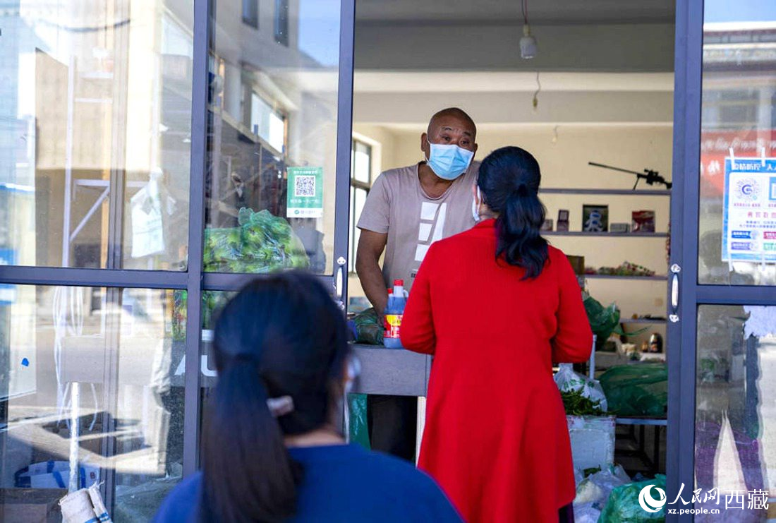 市民們有序排隊購買早餐。人民網(wǎng) 次仁羅布攝