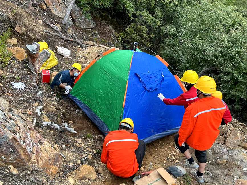 9月15日，電力施工人員正在施工點(diǎn)附近搭建暫居帳篷。白瑪多吉攝