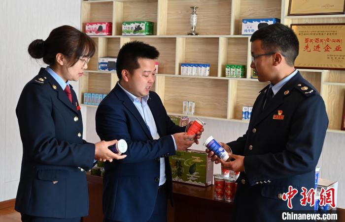 圖為林芝稅務(wù)部門上門了解企業(yè)情況，并宣講稅收政策。資料圖 趙朗 攝