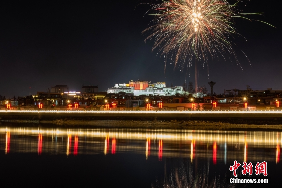 資料圖為2022年3月1日，拉薩迎來藏歷新年“古突夜”，煙花與被燈光照亮的布達拉宮交相輝映。 <a target='_blank' href='/'><p  align=