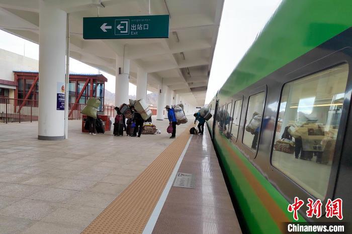 乘客乘復(fù)工專列抵達(dá)日喀則?！±_車務(wù)段 供圖