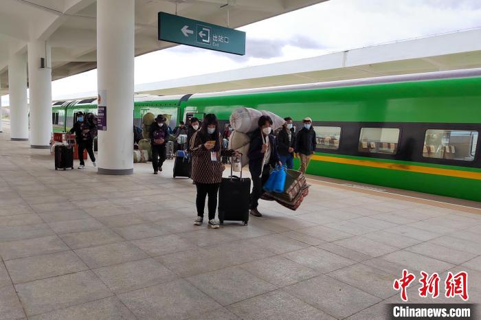 10月6日，乘客乘復(fù)工專列抵達(dá)日喀則?！±_車務(wù)段 供圖