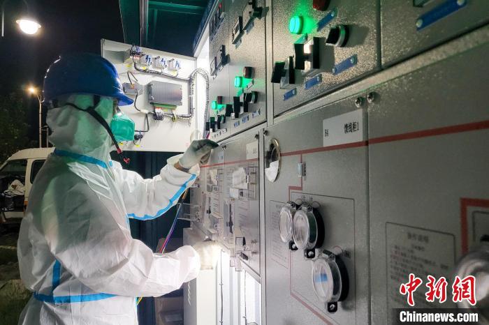 西藏電力部門順利完成方艙醫(yī)院供電設(shè)備安全可靠接入?！⊥醮箫w 攝