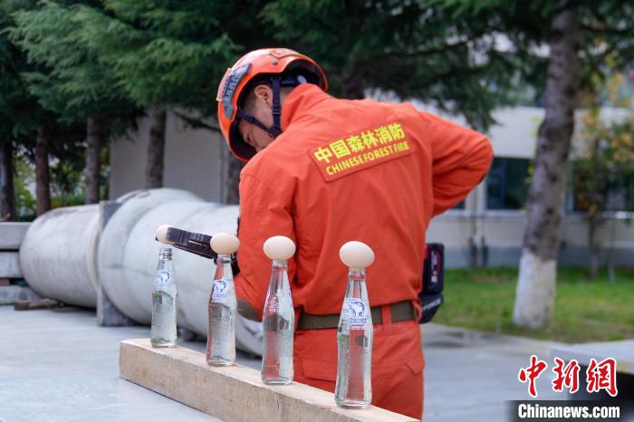 西藏林芝森林消防技能大練兵現(xiàn)場，消防員使用液壓鉗夾取雞蛋?！钣例?攝