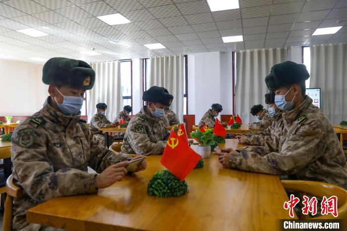 圖為阿里軍分區(qū)某邊防團組織官兵通過手機收聽收看二十大開幕盛況?！詵|供圖