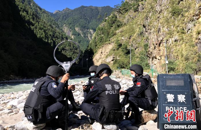 圖為西藏吉隆出入境邊防檢查站移民管理警察在中尼邊境巡邏途中收看二十大開幕直播?！」陆y(tǒng) 攝