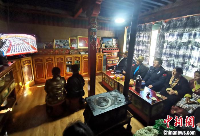 圖為西藏普蘭出入境邊防檢查站斜爾瓦執(zhí)勤點移民管理警察與駐地民眾一起收看二十大開幕盛況。　郭曉光 攝