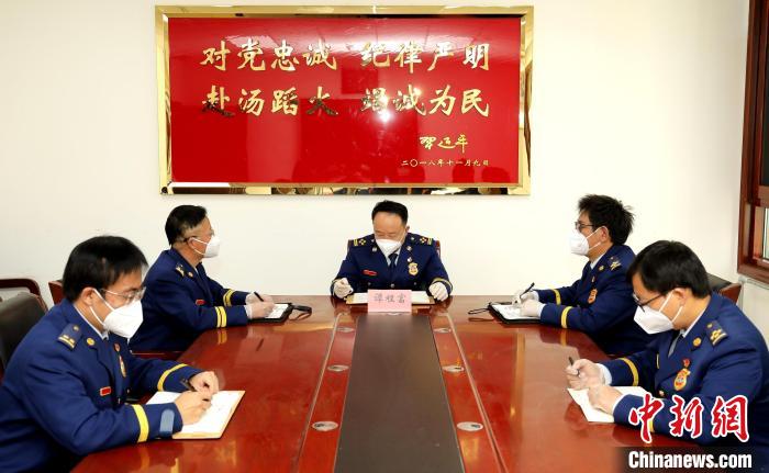 圖為西藏森林消防總隊在二十大開幕會結(jié)束后組織學(xué)習(xí)討論?！∥鞑厣窒揽傟牴﹫D