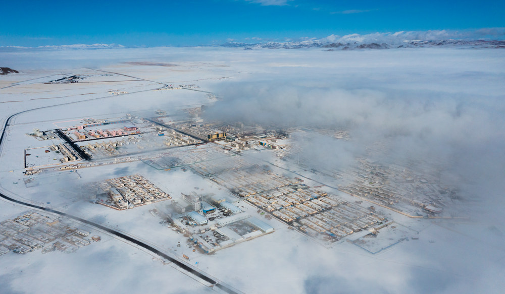 西藏阿里地區(qū)改則縣迎來初雪，銀裝素裹，美如畫卷。