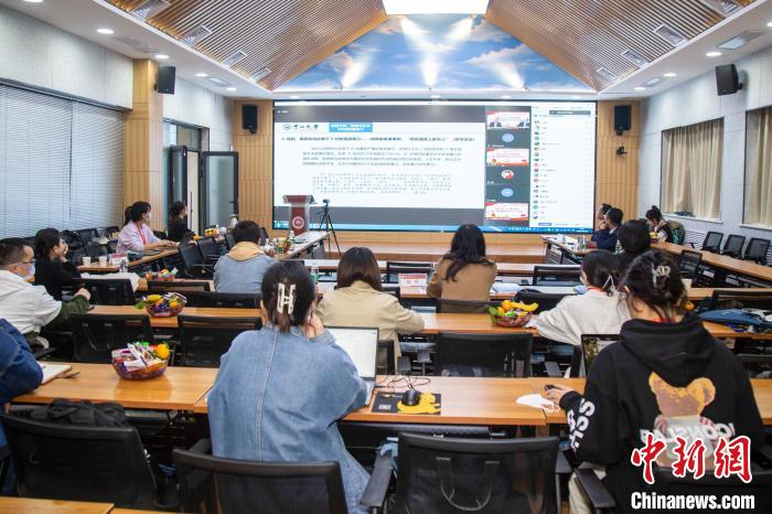 圖為論壇會(huì)議現(xiàn)場?！⊥瑬|放 攝