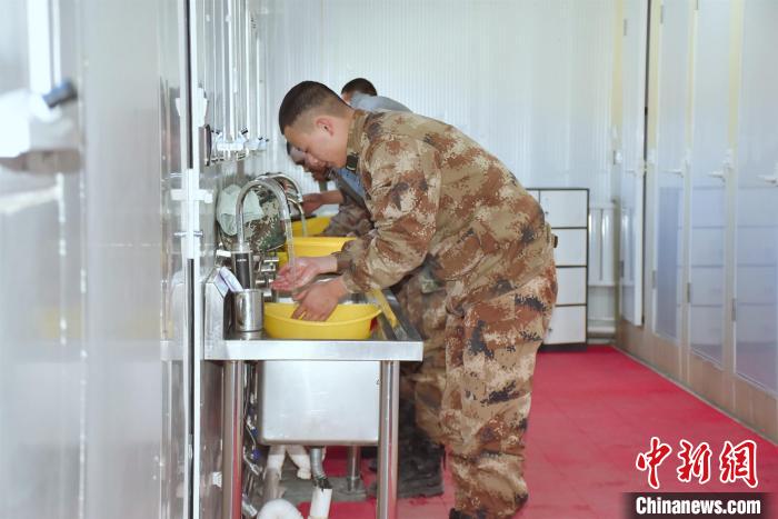 圖為阿里軍分區(qū)某邊防團(tuán)官兵在新建水房洗漱?！詵| 攝