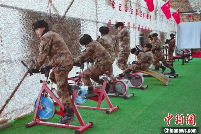 圖為阿里軍分區(qū)某邊防團(tuán)官兵在陽(yáng)光房里鍛煉?！詵| 攝