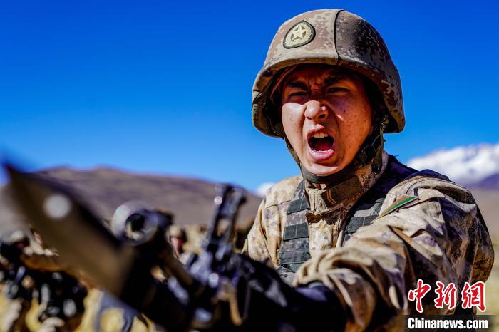 官兵正在進(jìn)行刺殺操訓(xùn)練?！∥鞑厣侥宪姺謪^(qū)某團(tuán)供圖