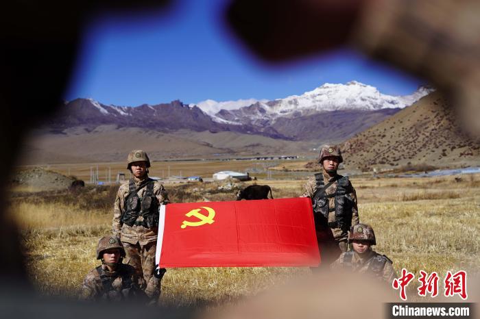 指導(dǎo)員楊磊帶領(lǐng)官兵重溫入黨誓詞。　西藏山南軍分區(qū)某團(tuán)供圖