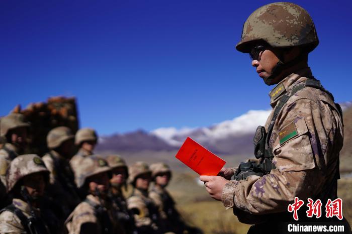 訓(xùn)練間隙，楊磊正在為官兵作宣講。　西藏山南軍分區(qū)某團(tuán)供圖