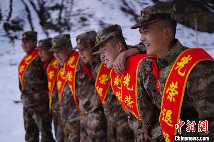 退伍老兵合照留念?！∥鞑厣侥宪姺謪^(qū)某團(tuán)供圖