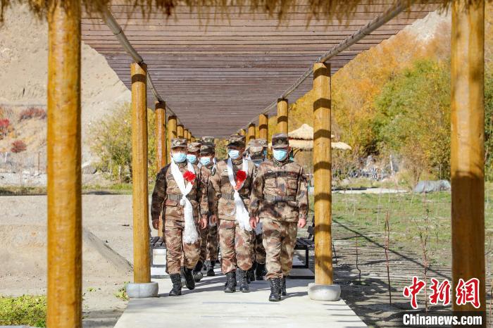 圖為什布奇邊防連退伍老兵臨別前再看一眼連隊(duì)。　劉曉東 攝