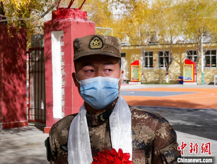 圖為什布奇邊防連退伍老兵臨別前再看一眼連隊(duì)?！詵| 攝