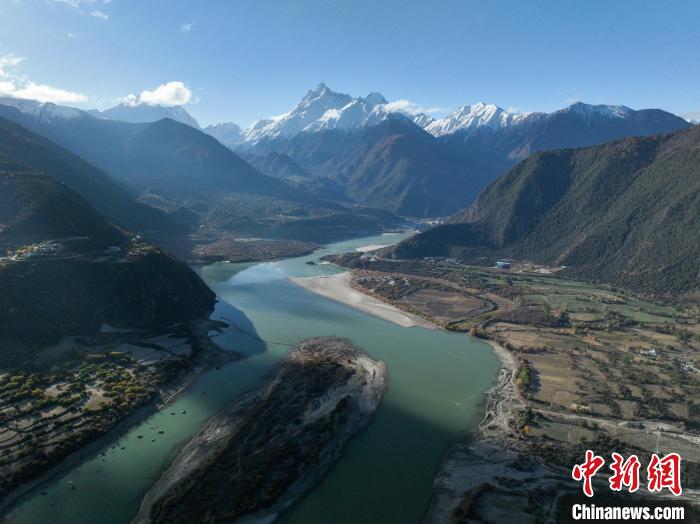 西藏林芝雅魯藏布大峽谷的雪山風(fēng)光?！《拘?攝
