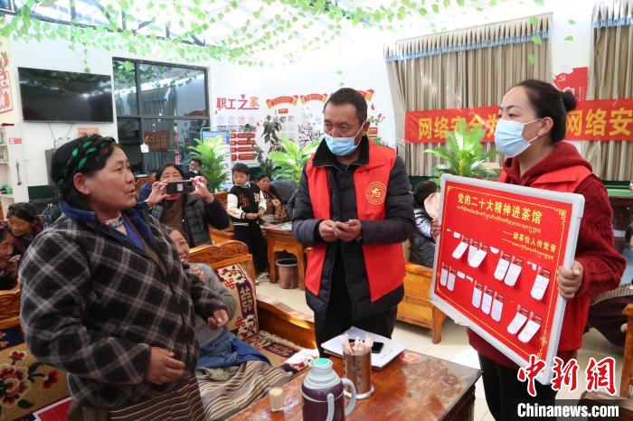 圖為瓊結(jié)縣村民參與問答。　倫珠澤仁 攝