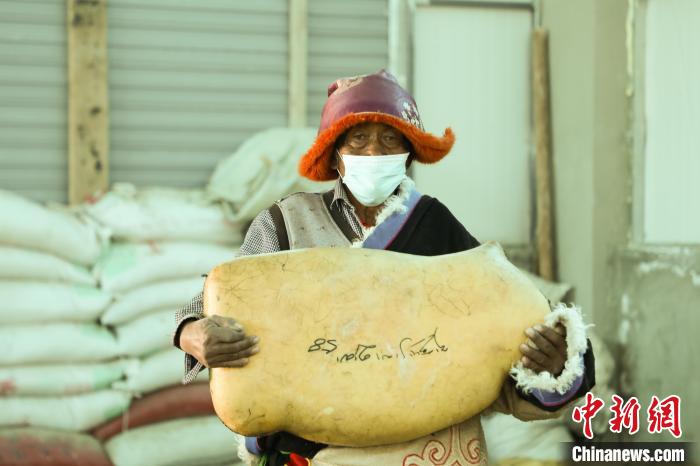 圖為茶措村牧區(qū)改革合作社酥油分紅現(xiàn)場?！∷骼嗜是?攝