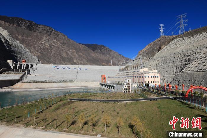 圖為金沙江上游蘇洼龍水電站?！⊥趵?攝