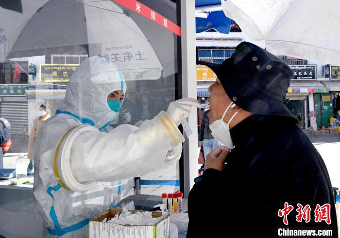 12月7日，拉薩市民正在進行核酸檢測?！±盍?攝