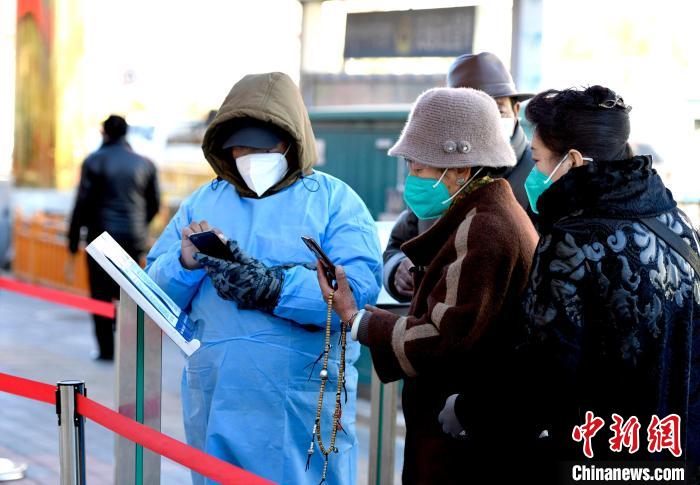 12月7日，拉薩市民掃碼進入銀行辦理業(yè)務(wù)?！±盍?攝