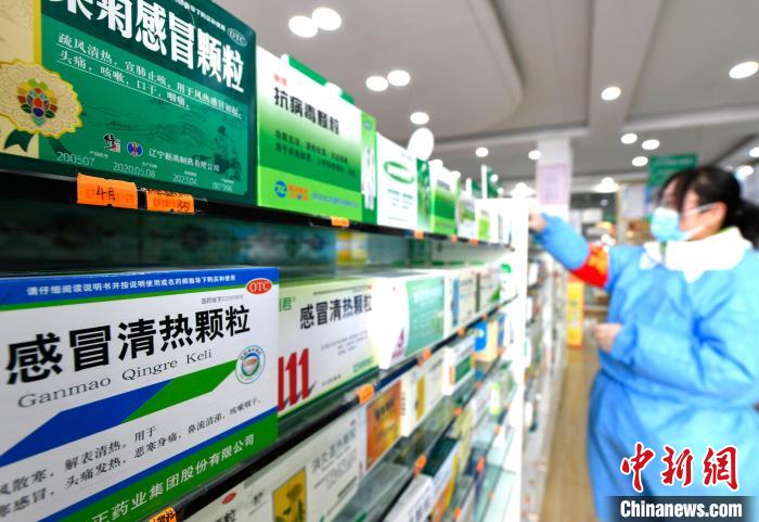 12月7日，拉薩宇拓路一藥店工作人員正在整理店內(nèi)的感冒類藥品?！±盍?攝