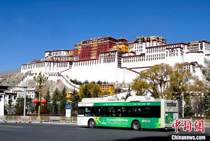 12月7日，一輛公交車從拉薩市城關(guān)區(qū)北京中路駛過?！±盍?攝