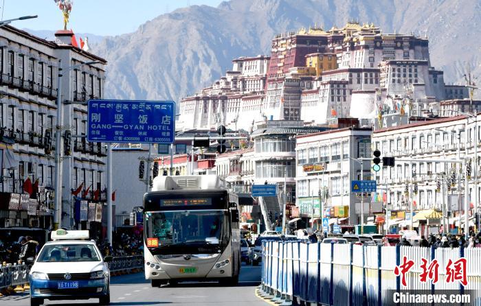 12月7日，一輛公交車從拉薩市城關(guān)區(qū)北京東路駛過?！±盍?攝