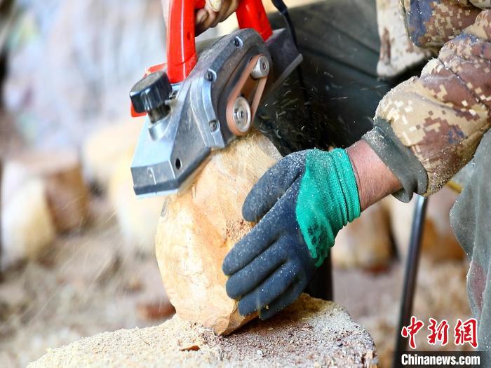 圖為手工藝人正在制作木碗?！〉录?　攝