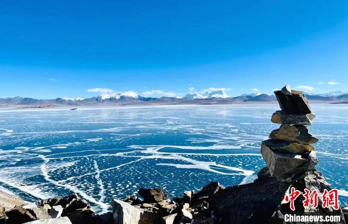 圖為普瑪江塘鄉(xiāng)境內(nèi)的雪山、冰湖美景?！±丝ㄗ涌h網(wǎng)信辦供圖