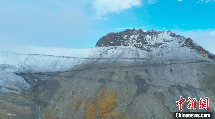 圖為邊壩縣降雪時(shí)夏貢拉山段路況?！∵厜慰h融媒體中心供圖