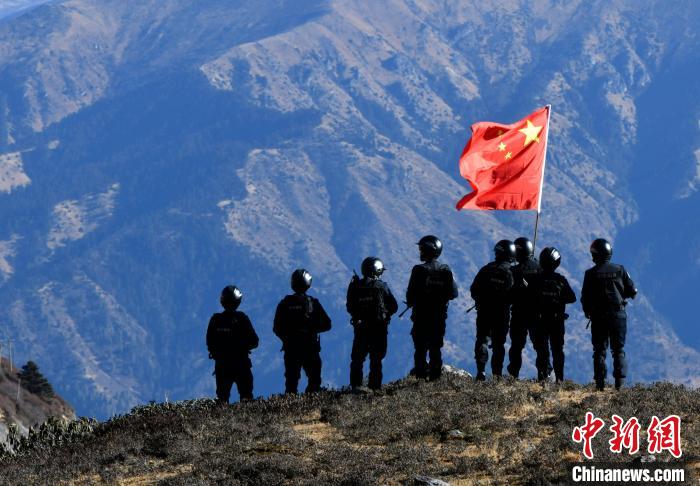 1月6日，移民警察在執(zhí)勤?！±盍?攝
