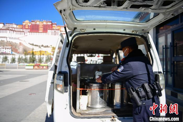 圖為1月23日，布達拉宮廣場派出所民警正在打午飯?！∝暩聛硭?攝