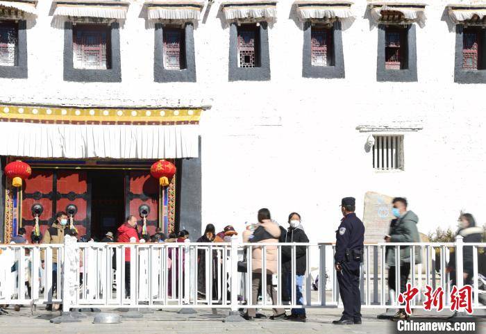 圖為1月23日，布達拉宮廣場派出所民警正在引導游客。　貢嘎來松 攝