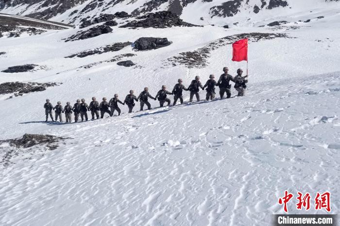 春節(jié)期間，西藏軍區(qū)山南軍分區(qū)某邊防團(tuán)官兵踏雪巡邊?！〉┰鰰x美 攝