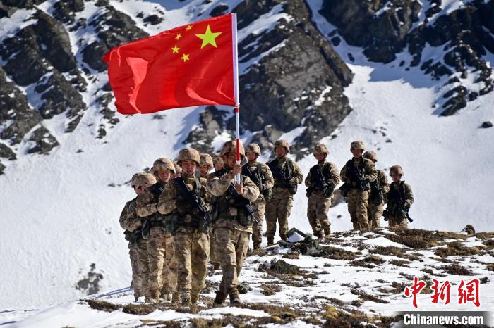 官兵們?cè)谘策呁局小！≡裢?攝