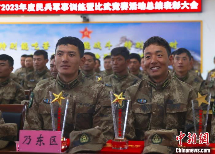 表彰大會(huì)上，獲獎(jiǎng)選手開(kāi)心瞬間?！敲衫?攝