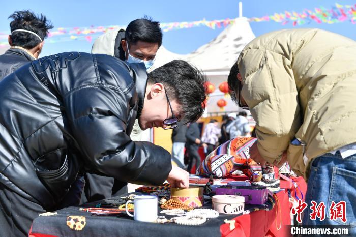 圖為展銷會現(xiàn)場?！∝暩聛硭?攝