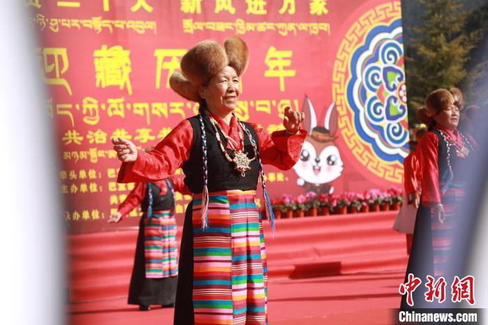 圖為藏歷新年活動現(xiàn)場?！埩?攝