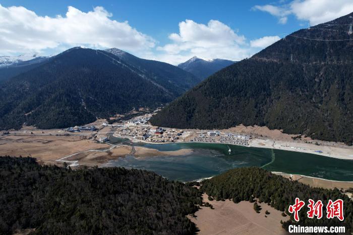 2月17日，西藏林芝魯朗小鎮(zhèn)。(無人機(jī)照片) 李林 攝
