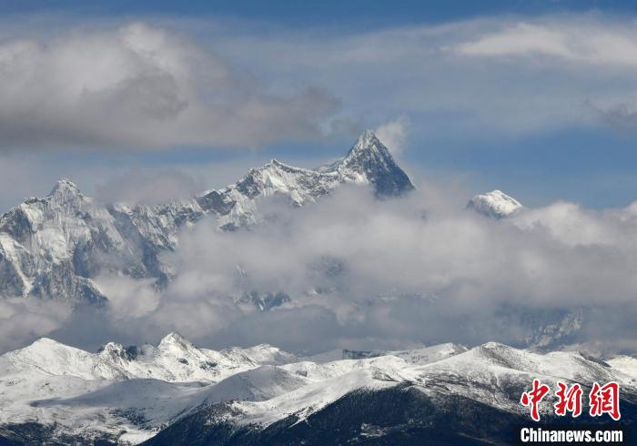 2月17日，西藏林芝色季拉山觀景臺拍到的南迦巴瓦峰。　李林 攝