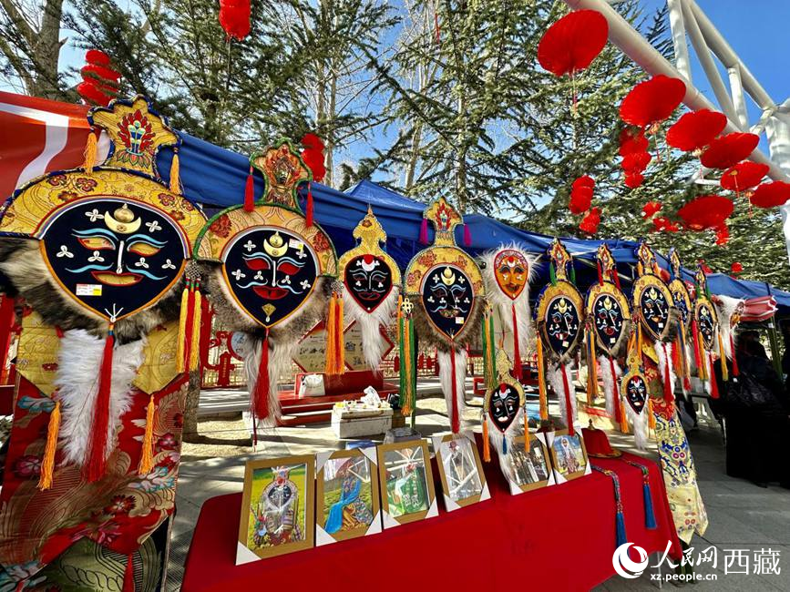 充滿藏元素的年貨節(jié)現(xiàn)場(chǎng)。人民網(wǎng) 次仁羅布攝