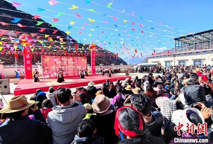 文藝活動全景?！∶⒖悼h委宣傳部供圖