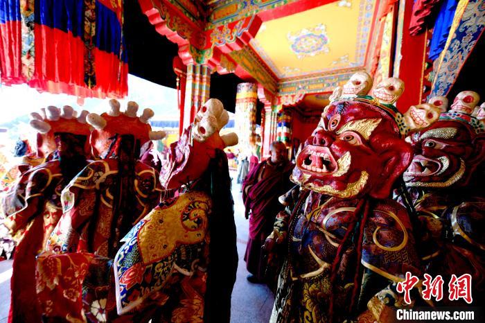 2月19日，楚布寺僧人們佩戴面具準(zhǔn)備參加跳神活動?！±盍?攝