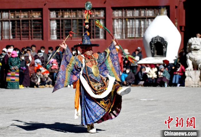 2月19日，楚布寺僧人參加跳神活動?！±盍?攝