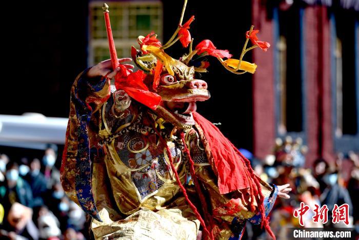 2月19日，楚布寺僧人佩戴面具參加跳神活動?！±盍?攝