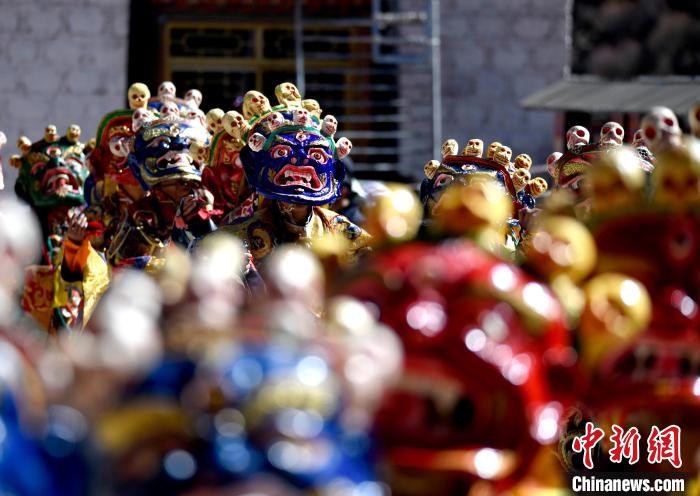 2月19日，楚布寺僧人們佩戴面具參加跳神活動?！±盍?攝